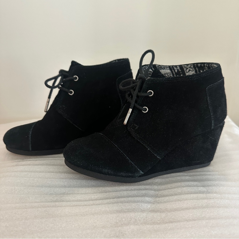 TOMS Desert Wedge Black Suede